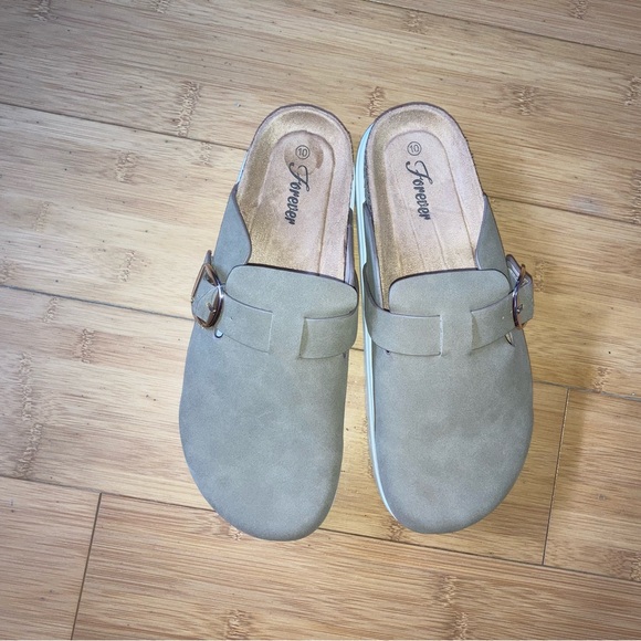 NWT Women’s Size 10 Brown & Cream Buckle Clogs Shoes - Picture 1 of 3